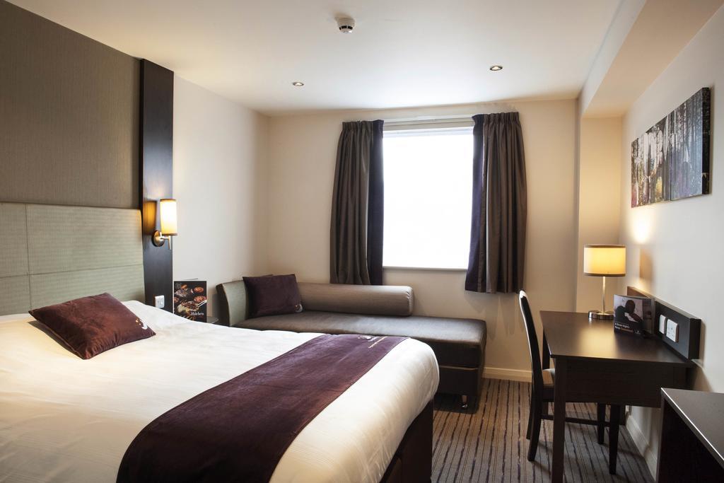 Premier Inn Chichester Extérieur photo