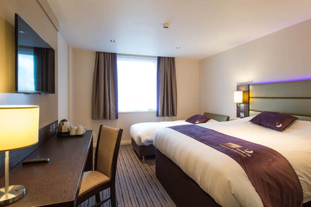 Premier Inn Chichester Extérieur photo