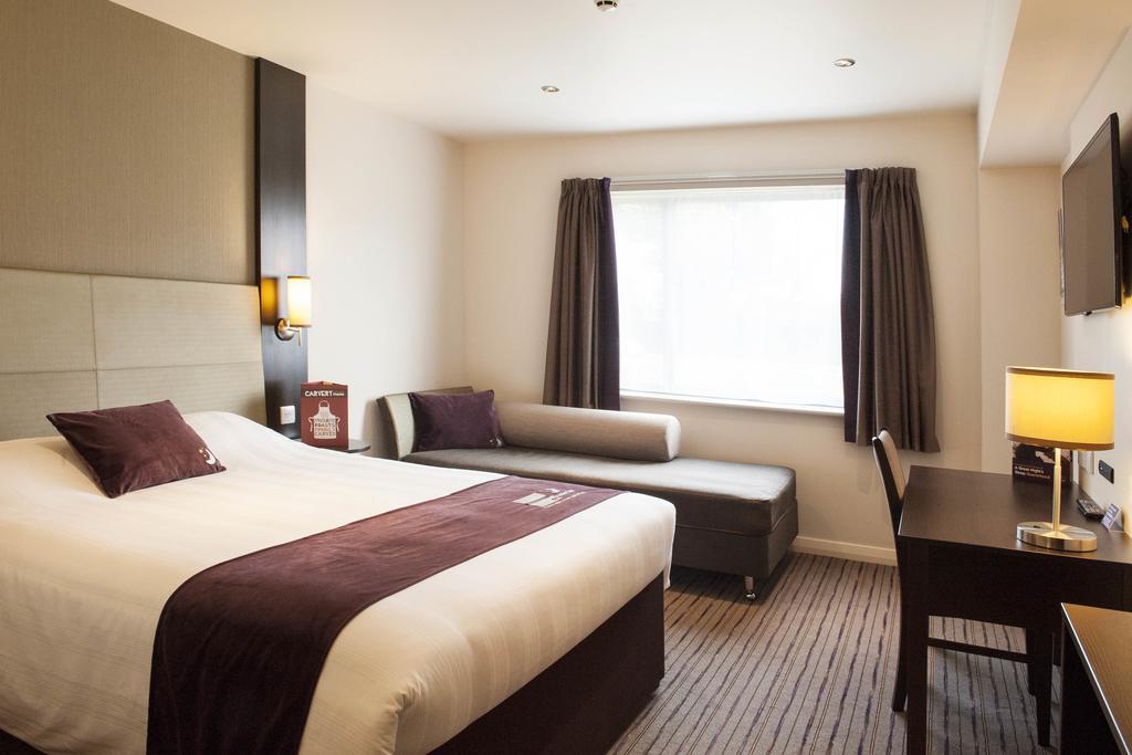 Premier Inn Chichester Extérieur photo