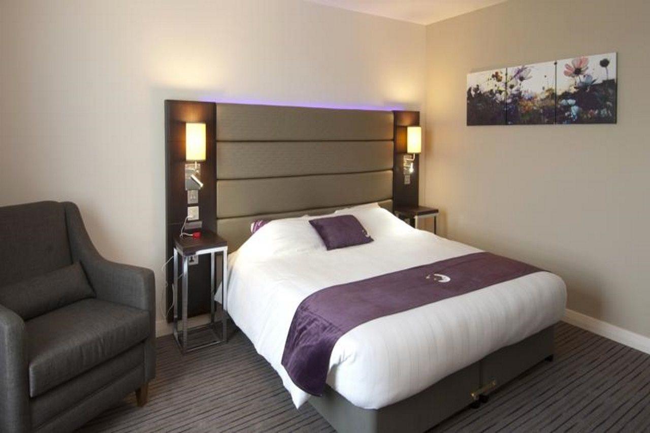 Premier Inn Chichester Extérieur photo