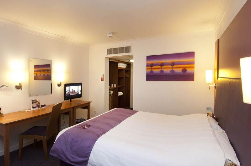 Premier Inn Chichester Extérieur photo