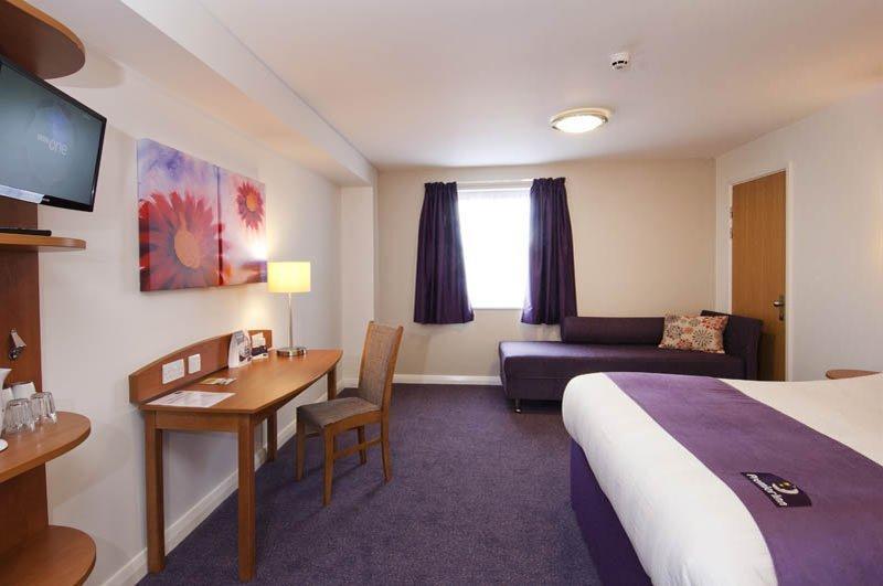 Premier Inn Chichester Extérieur photo