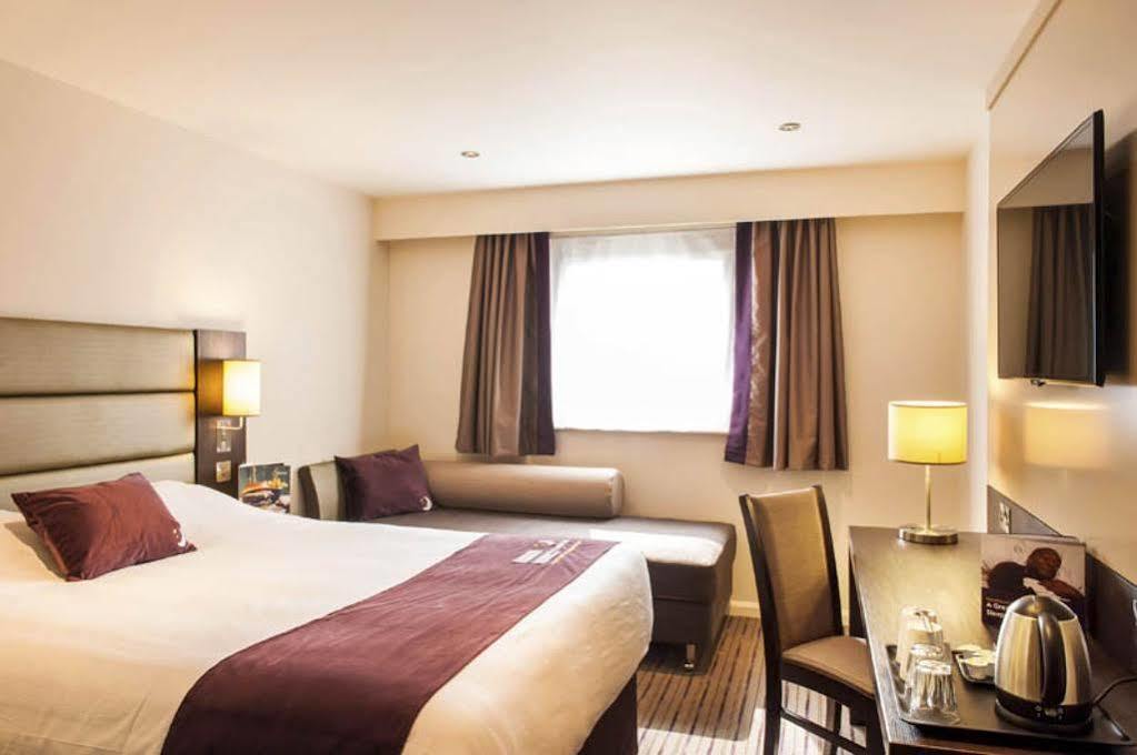 Premier Inn Chichester Extérieur photo